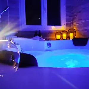https://a-loree-des-pins-gite-independant-avec-baignoire-balneo.fr-provencehotel.com